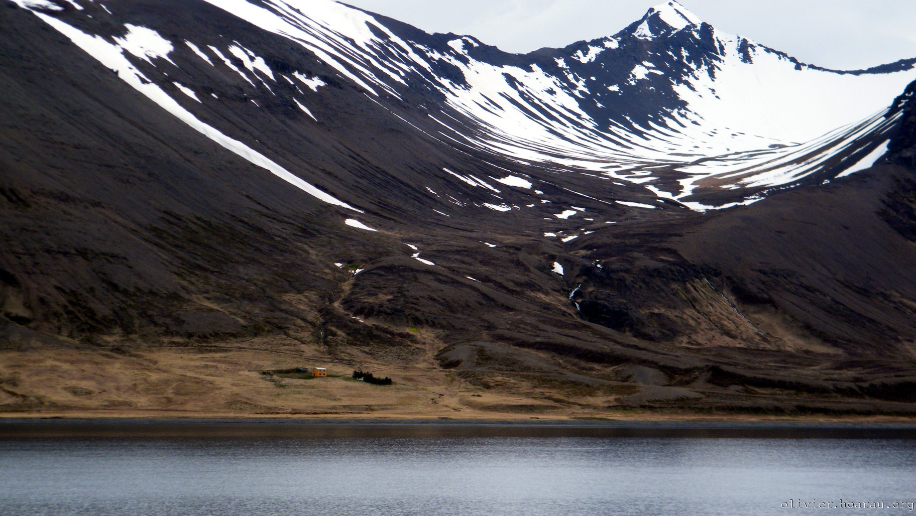 Maison isolée sur les bords du fjord d\'Arnarfjörður