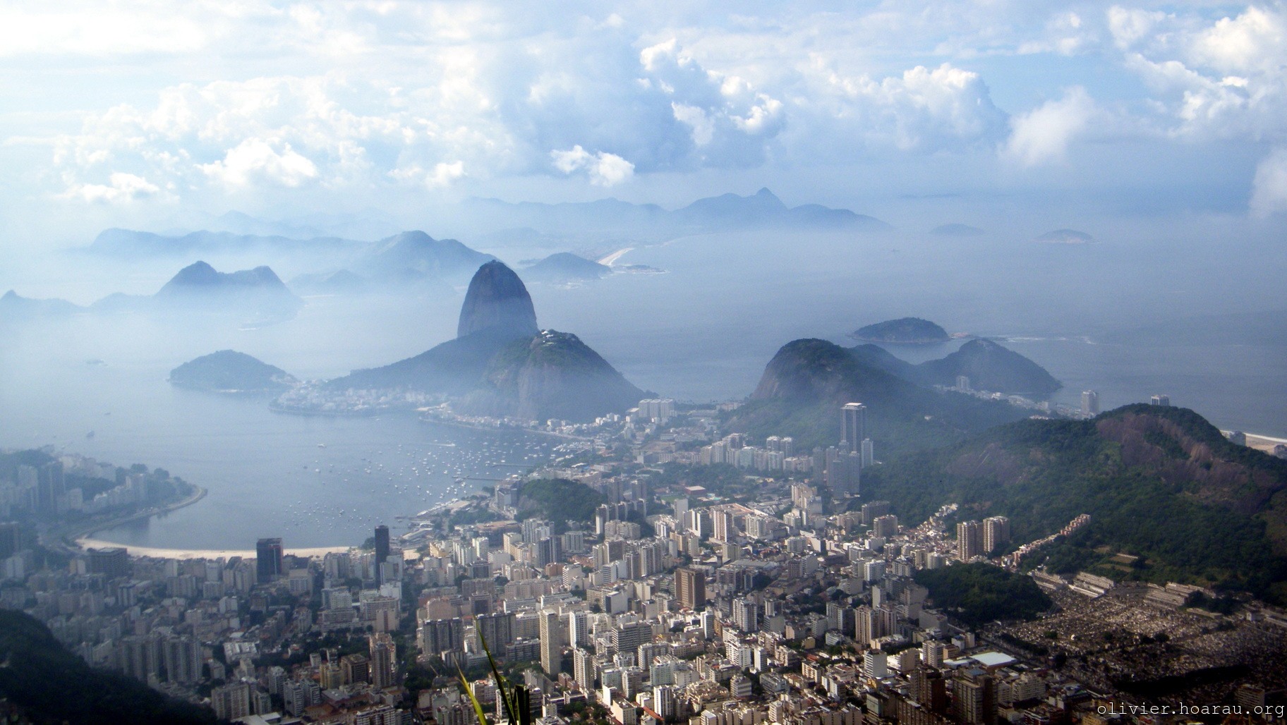 Vue de Rio de Janeiro dans la brume du Corcovado