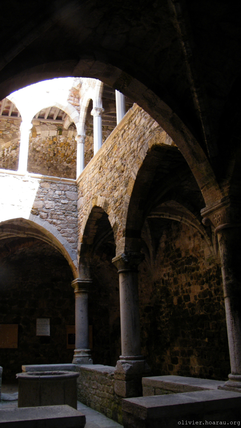 Dans le vieux monastère fortifié